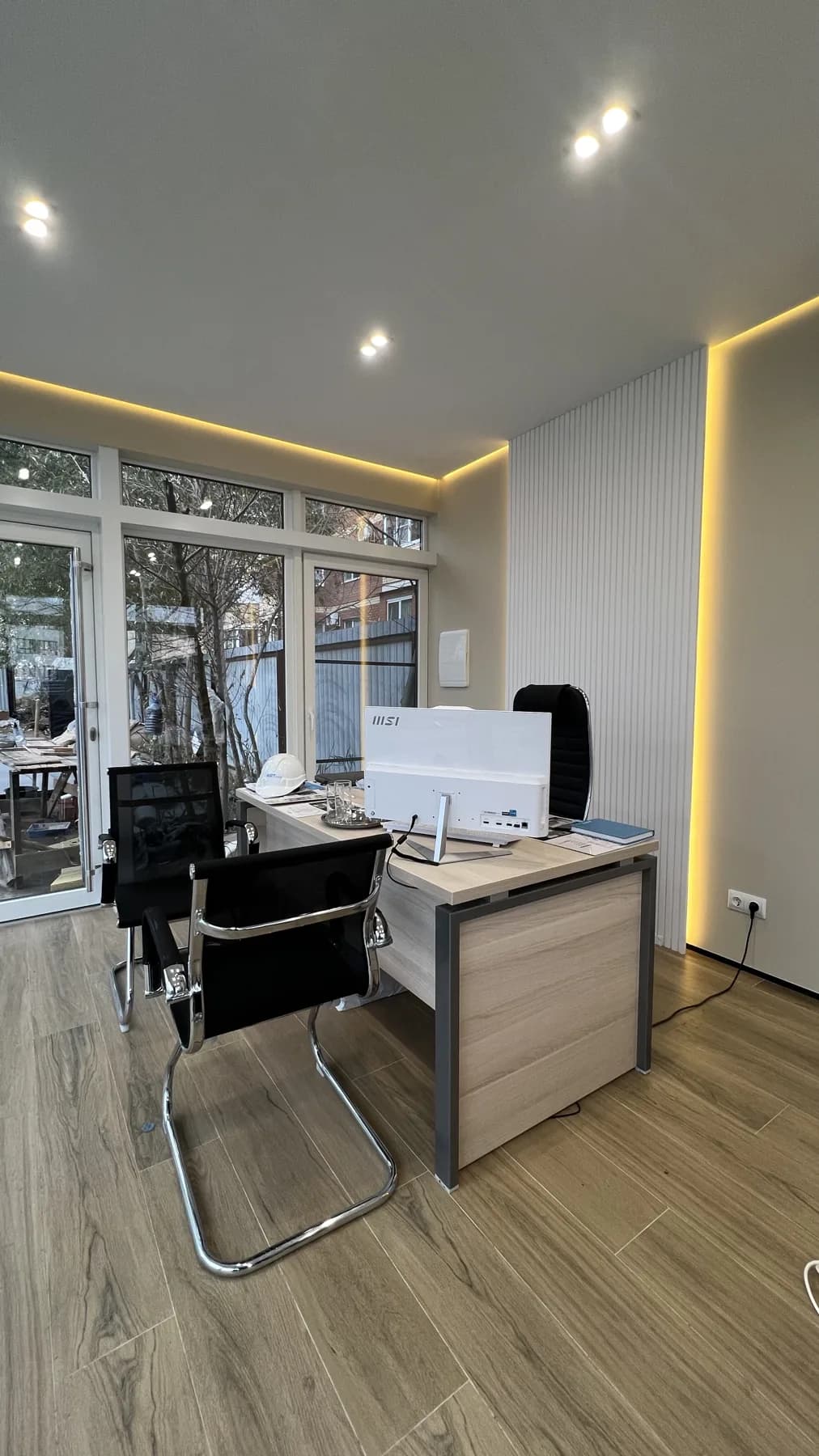 Рабочее место с тёплой LED-подсветкой по периметру