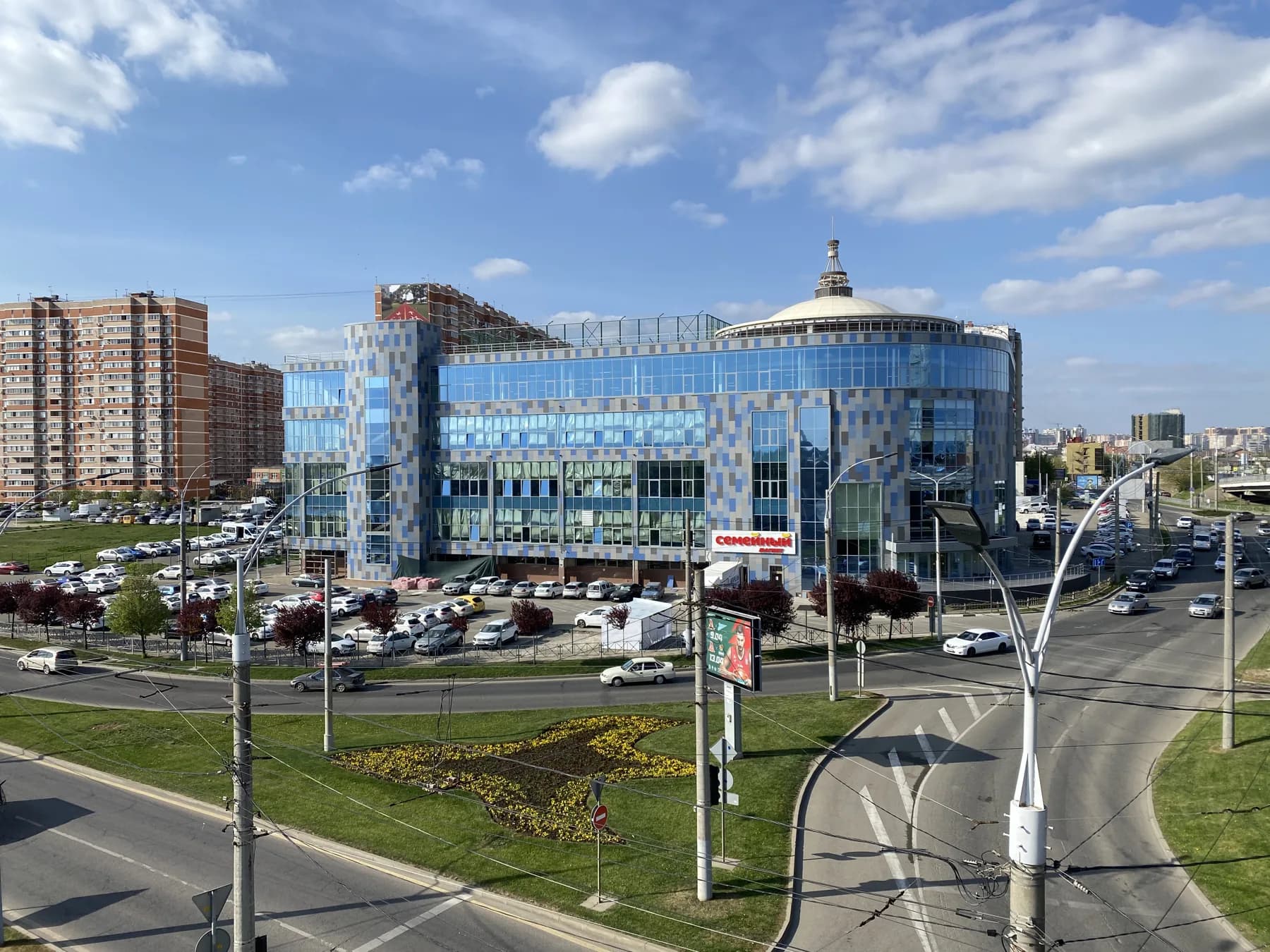 Стеклянный фасад ТЦ «Карнавал» с угловой ротондой