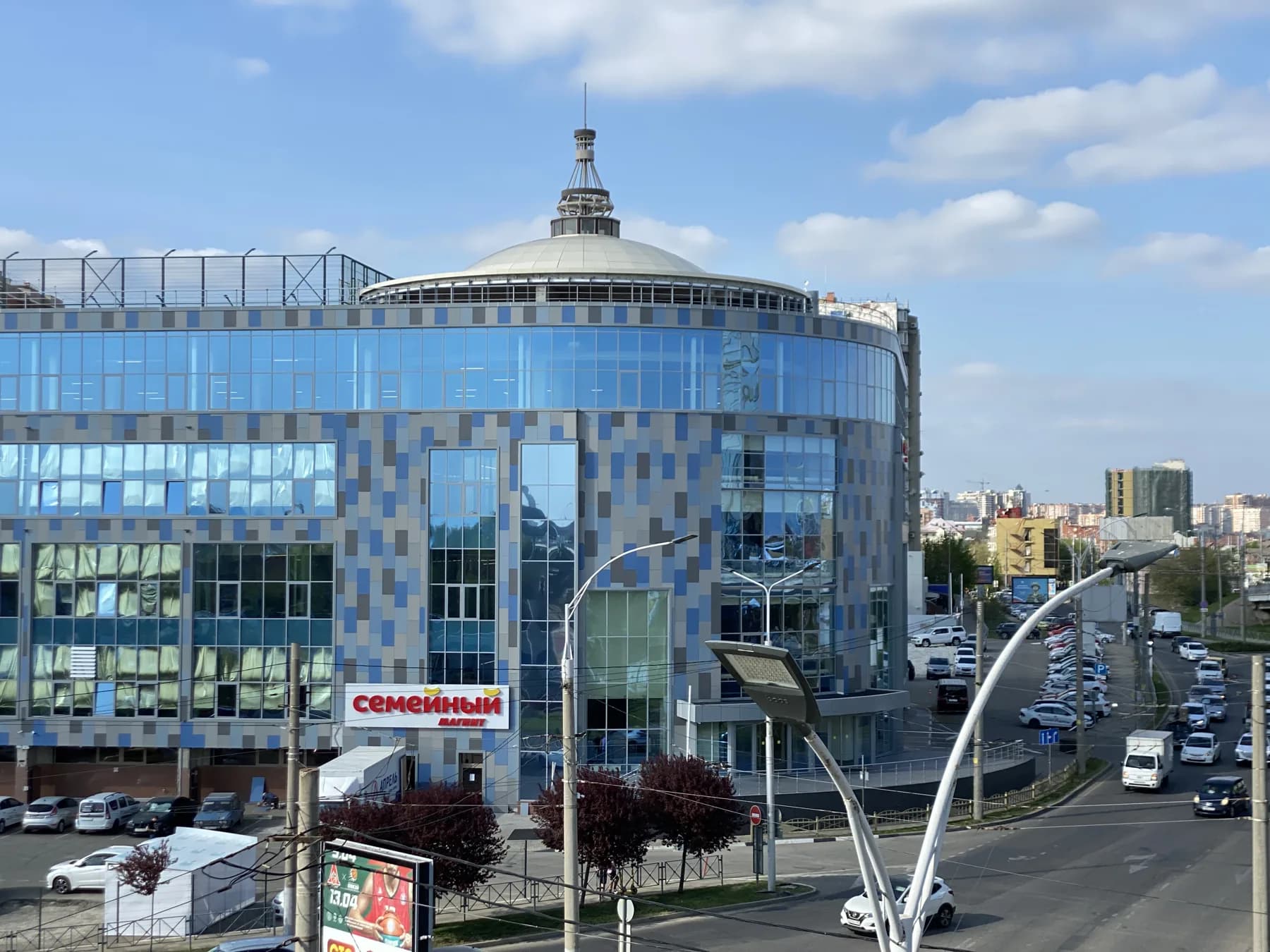 Главный вход и витражный фасад при дневном свете