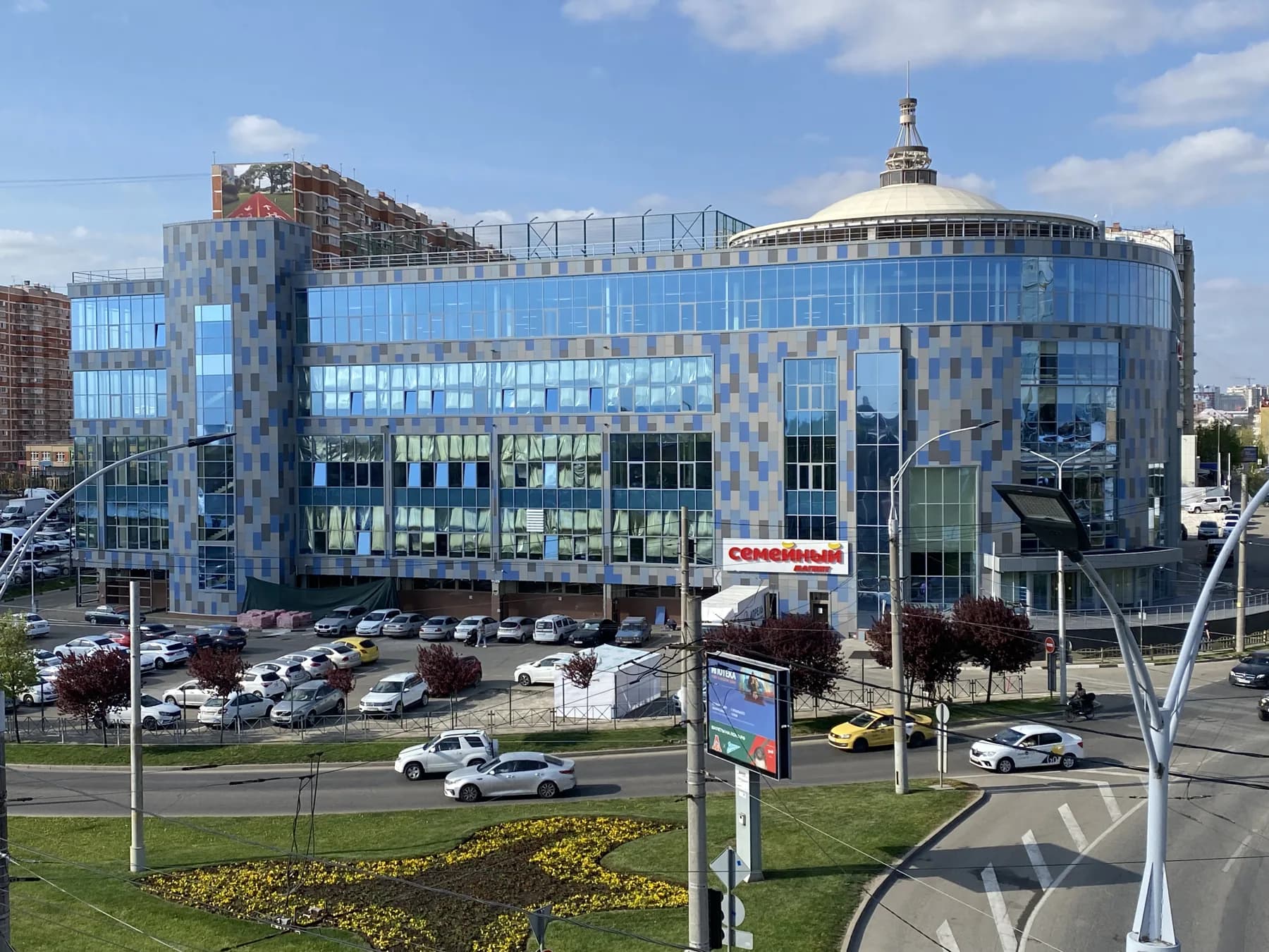 Панорамный вид торгового центра с площадью