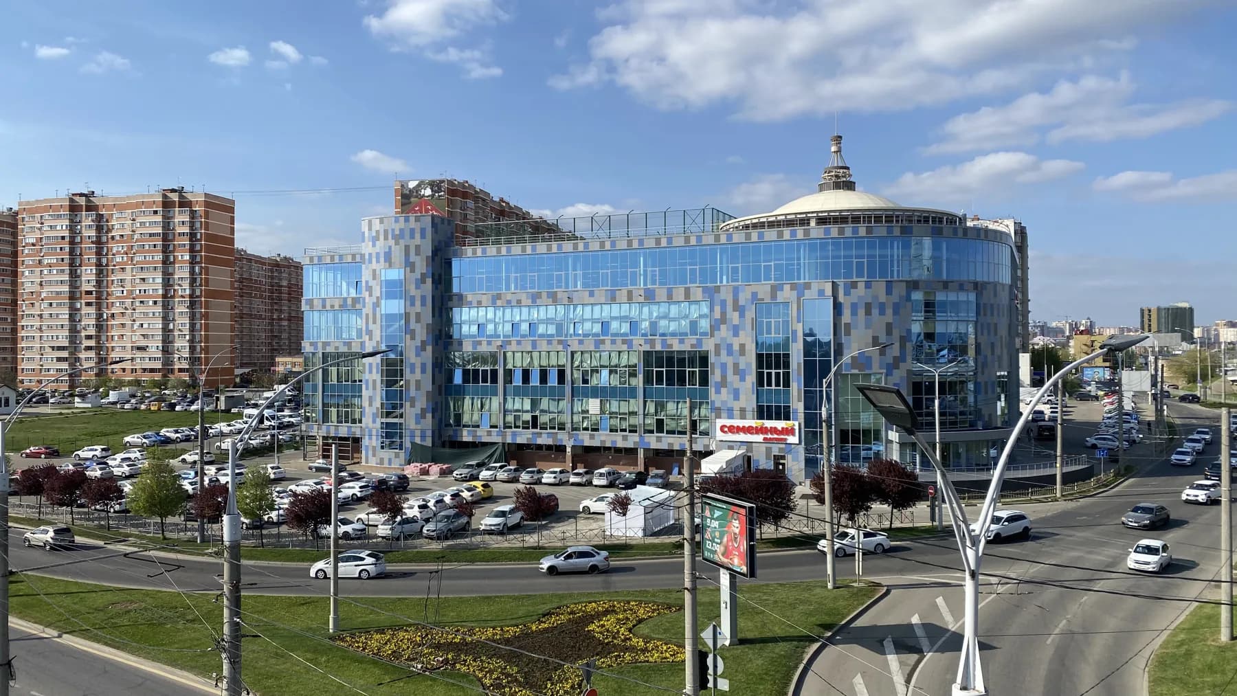 Фасад на фоне городской застройки