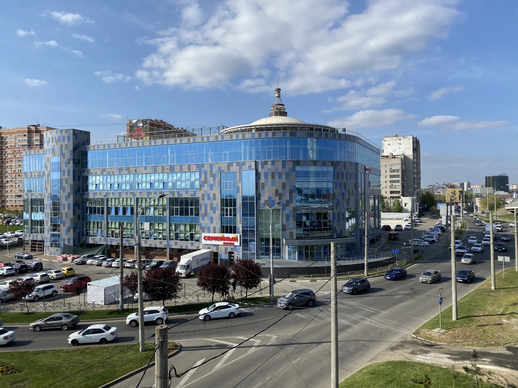 Угловая стеклянная ротонда крупным планом