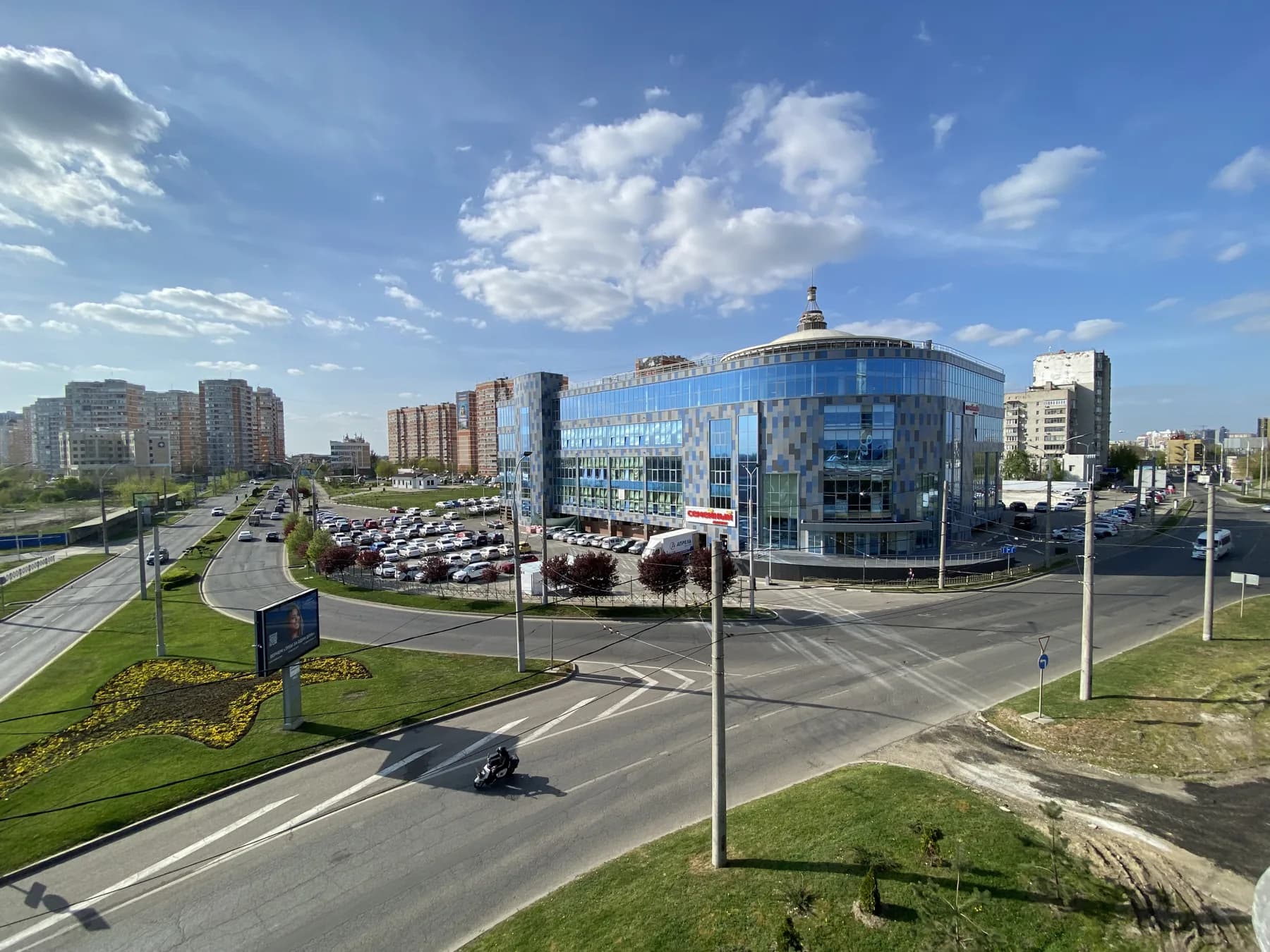 Общий вид с парковкой и подъездными путями