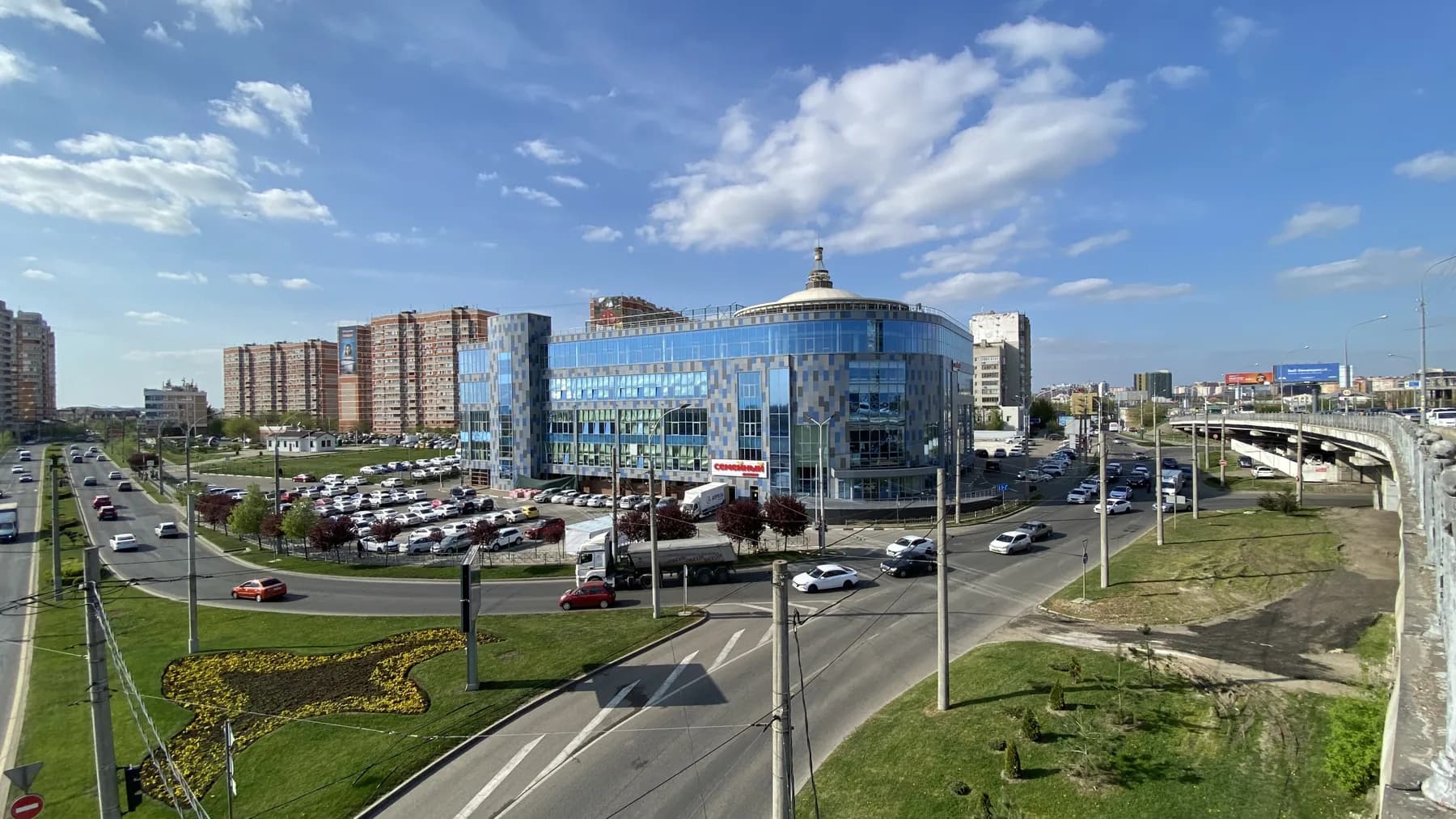 Фасад с панорамным остеклением днём