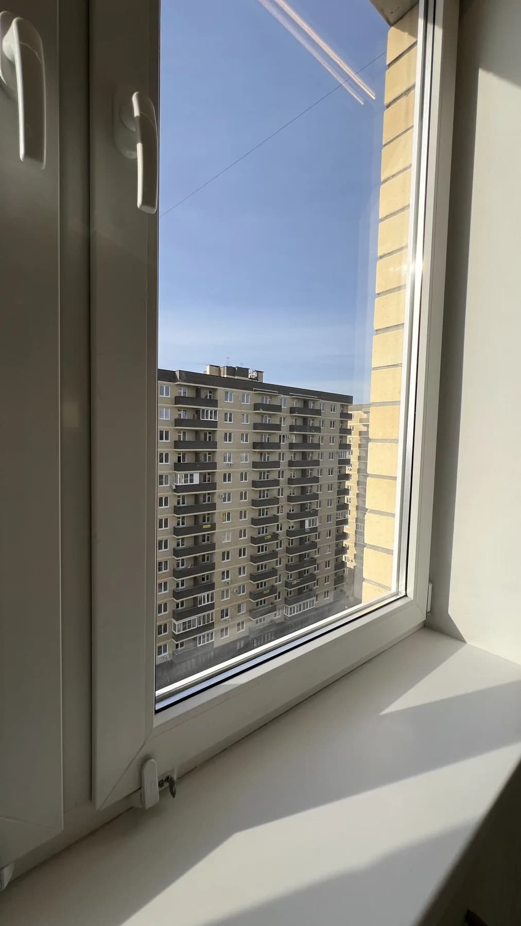 Панорамное окно с видом на город после ремонта